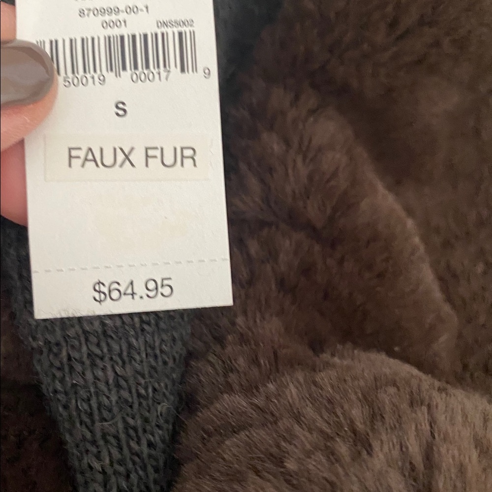 ❤️🍁Gap NWT Sweater vest with faux fur! - Picture 5 of 5